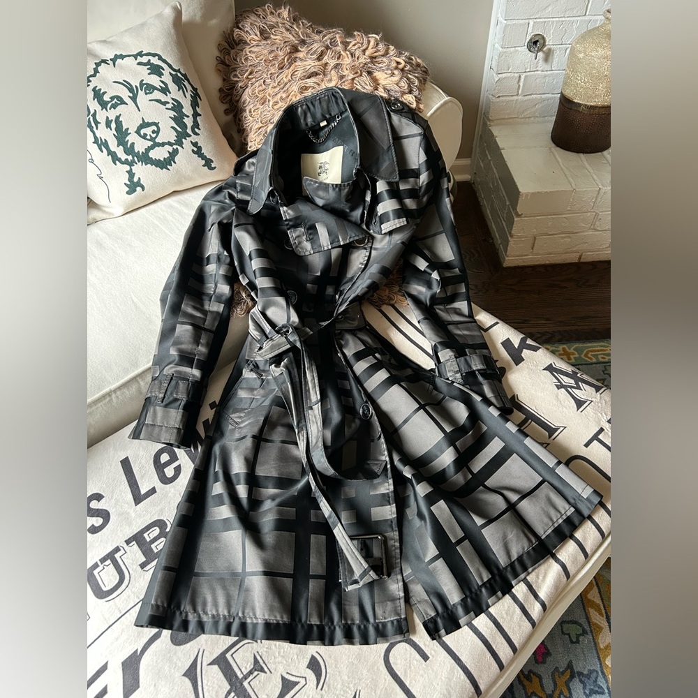 BURBERRY Black and Gray Nova Check Trench Coat
Size Medium - MINT Condition